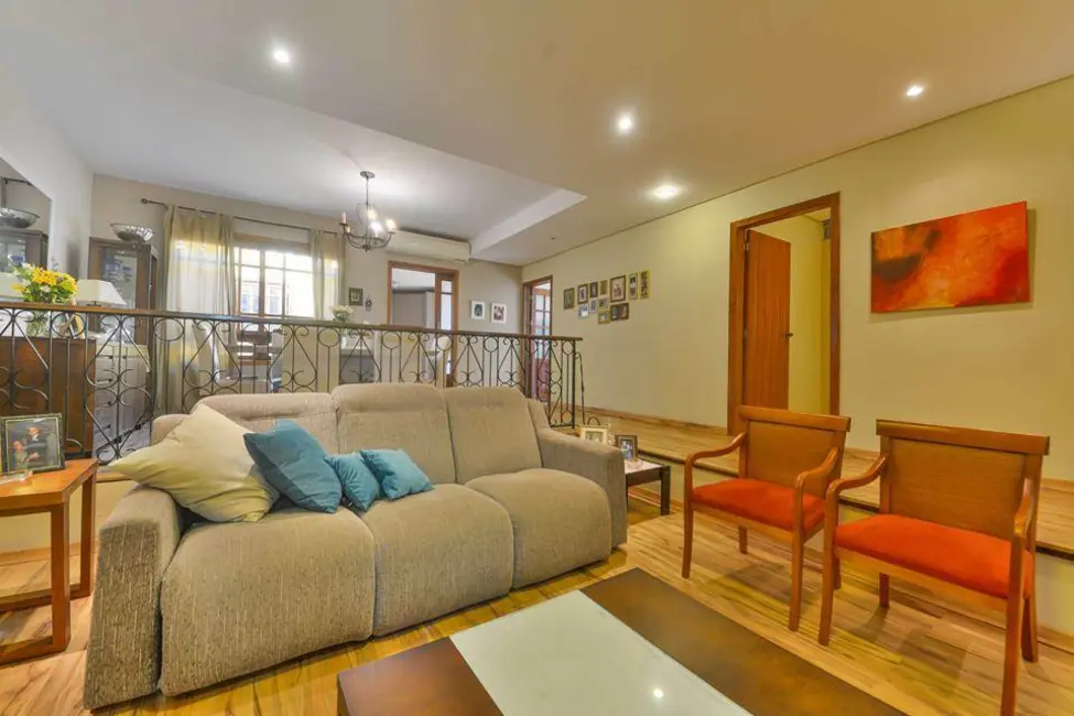 Casa com 3 quartos à venda, 250m2 em Medianeira, Porto Alegre - RS - imagem 6 Foto 6 de Casa com 3 quartos à venda, 250m2 em Medianeira, Porto Alegre - RS