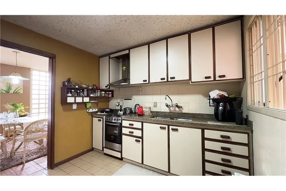 Casa com 3 quartos à venda, 300m2 em Passo da Areia, Porto Alegre - RS - imagem 5 Foto 5 de Casa com 3 quartos à venda, 300m2 em Passo da Areia, Porto Alegre - RS