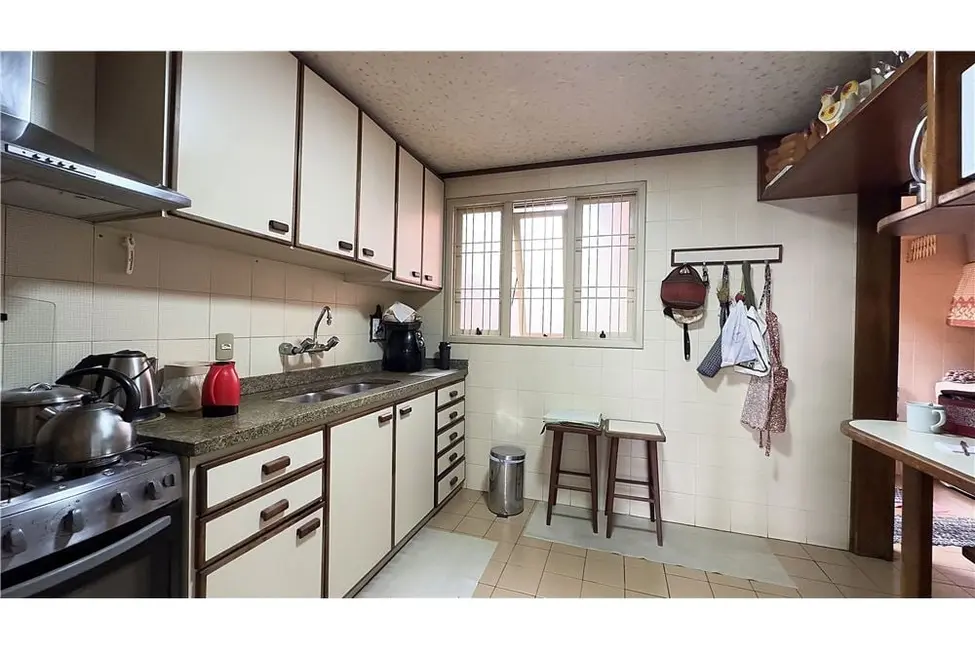 Casa com 3 quartos à venda, 300m2 em Passo da Areia, Porto Alegre - RS - imagem 6 Foto 6 de Casa com 3 quartos à venda, 300m2 em Passo da Areia, Porto Alegre - RS