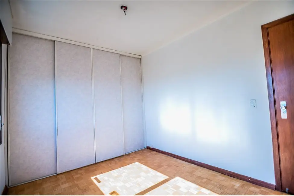 Apartamento com 4 quartos à venda, 156m2 em Higienópolis, Porto Alegre - RS - imagem 6 Foto 6 de Apartamento com 4 quartos à venda, 156m2 em Higienópolis, Porto Alegre - RS