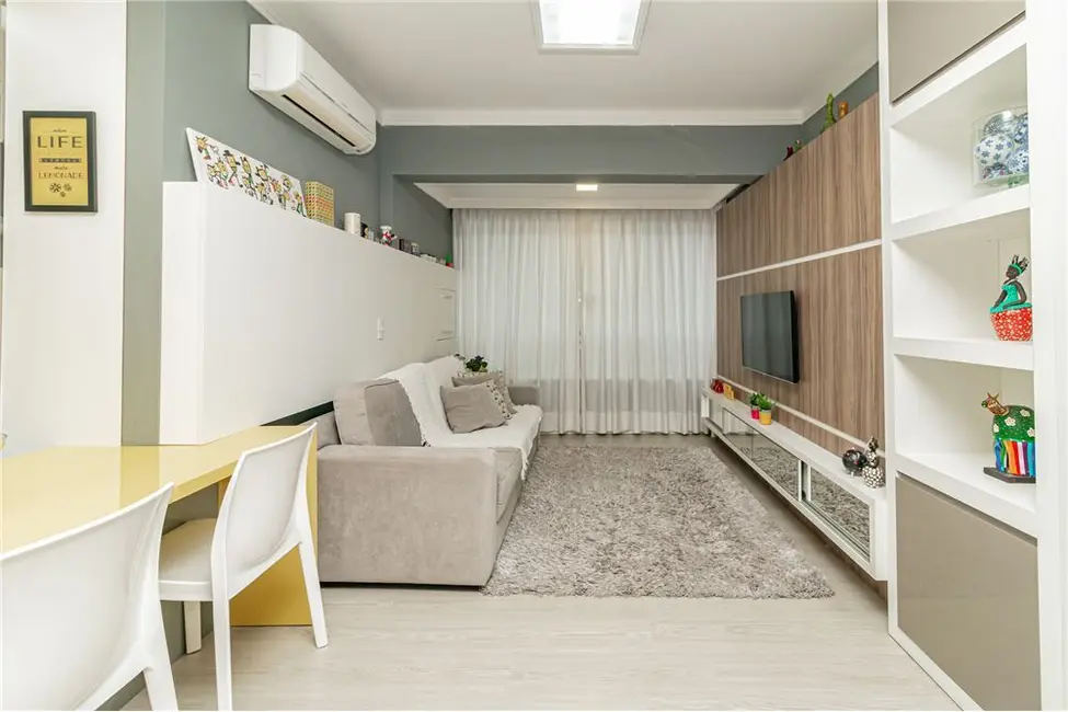 Foto 3 de Apartamento com 2 quartos à venda, 69m2 em Passo da Areia, Porto Alegre - RS