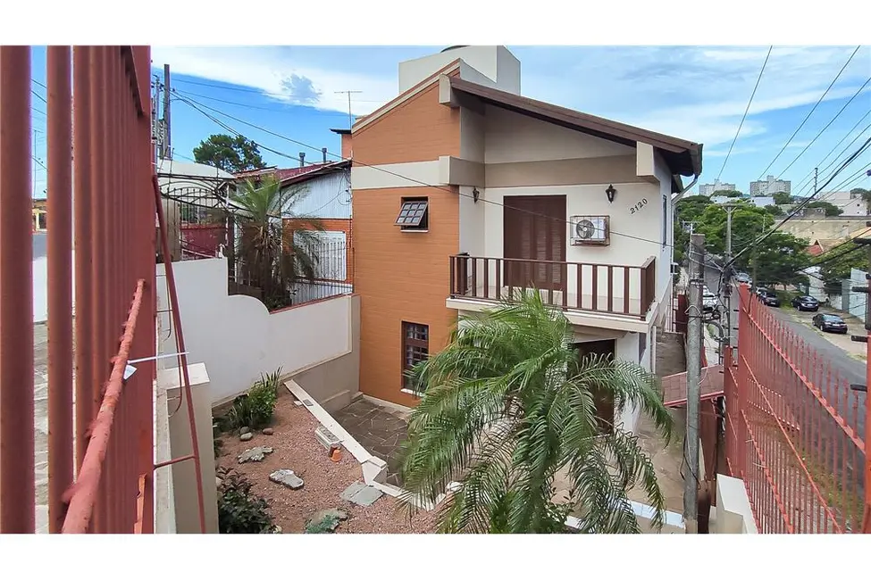 Casa com 4 quartos à venda, 300m2 em Teresópolis, Porto Alegre - RS - imagem 1 Foto 1 de Casa com 4 quartos à venda, 300m2 em Teresópolis, Porto Alegre - RS
