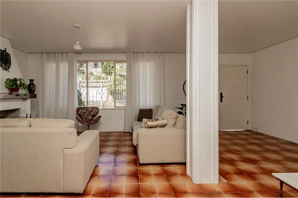 Casa com 3 quartos à venda, 201m2 em Jardim Sabará, Porto Alegre - RS - imagem 6 Foto 6 de Casa com 3 quartos à venda, 201m2 em Jardim Sabará, Porto Alegre - RS