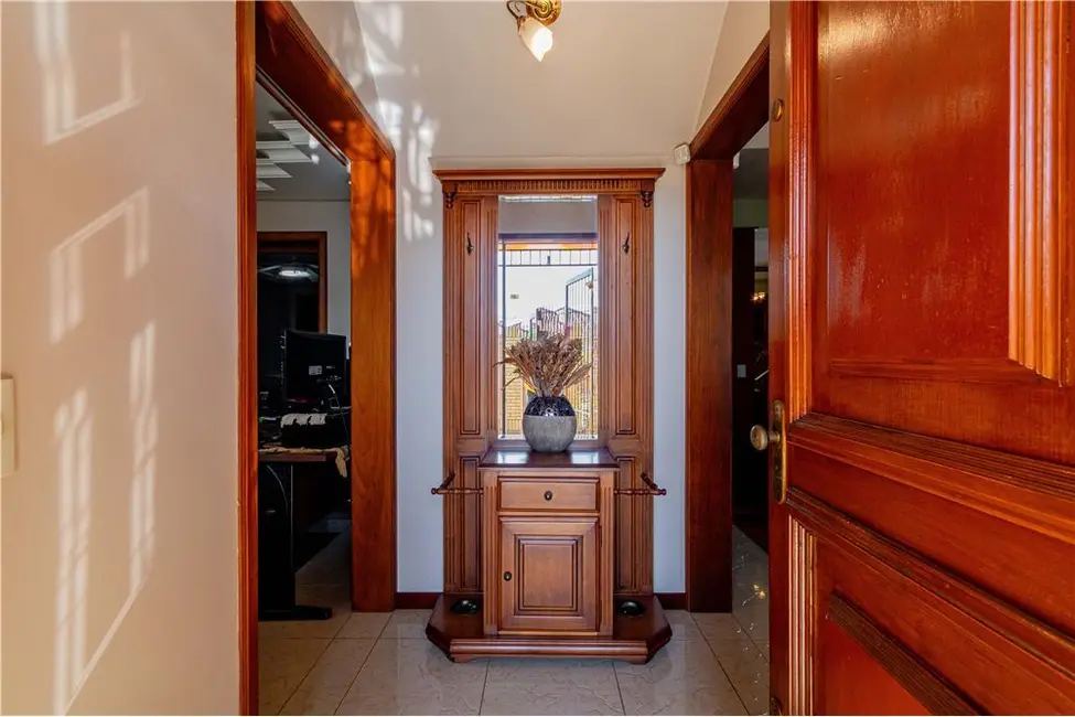 Casa com 4 quartos à venda, 306m2 em Jardim Lindóia, Porto Alegre - RS - imagem 3 Foto 3 de Casa com 4 quartos à venda, 306m2 em Jardim Lindóia, Porto Alegre - RS