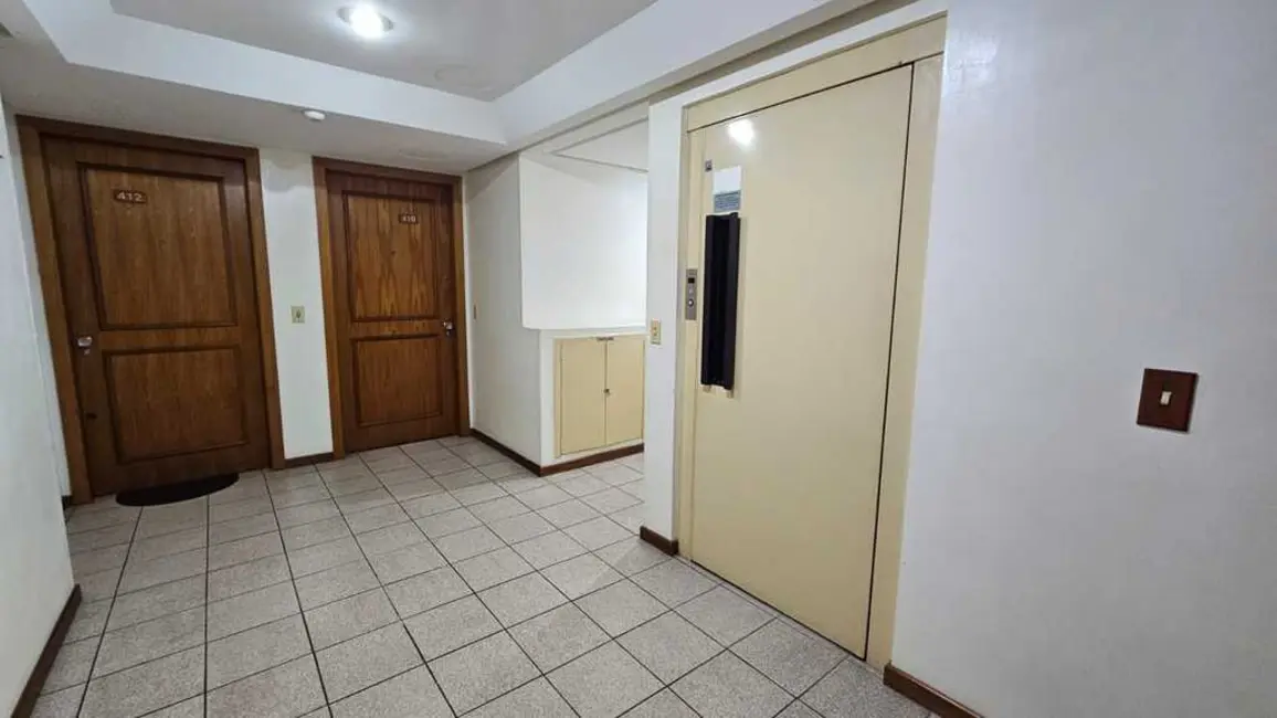 Foto 5 de Apartamento com 2 quartos à venda, 66m2 em Passo da Areia, Porto Alegre - RS