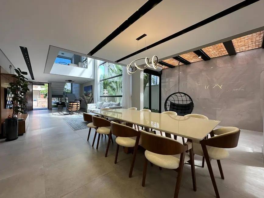 Casa com 6 quartos à venda, 400m2 em Riviera de São Lourenço, Bertioga - SP - imagem 5 Foto 5 de Casa com 6 quartos à venda, 400m2 em Riviera de São Lourenço, Bertioga - SP