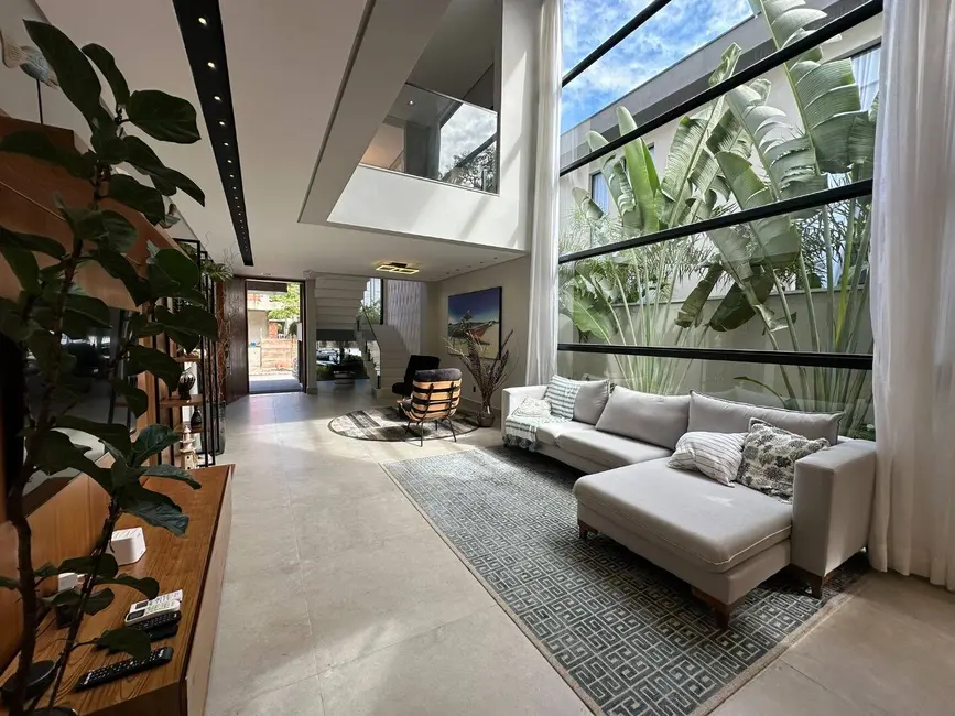 Casa com 6 quartos à venda, 400m2 em Riviera de São Lourenço, Bertioga - SP - imagem 3 Foto 3 de Casa com 6 quartos à venda, 400m2 em Riviera de São Lourenço, Bertioga - SP