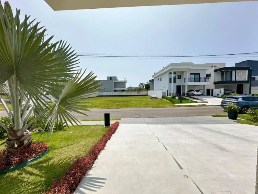 Foto 8 de Casa de Condomínio com 3 quartos à venda, 224m2 em Santa Regina, Camboriu - SC