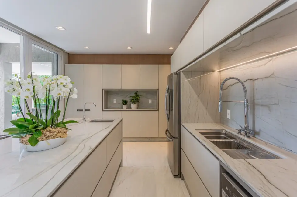 Casa de Condomínio com 4 quartos à venda, 520m2 em Praia do Estaleiro, Balneario Camboriu - SC - imagem 3 Foto 3 de Casa de Condomínio com 4 quartos à venda, 520m2 em Praia do Estaleiro, Balneario Camboriu - SC