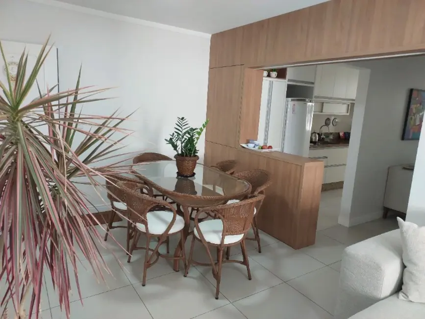 Apartamento com 2 quartos para alugar, 70m2 em Centro, Balneario Camboriu - SC - imagem 4 Foto 4 de Apartamento com 2 quartos para alugar, 70m2 em Centro, Balneario Camboriu - SC