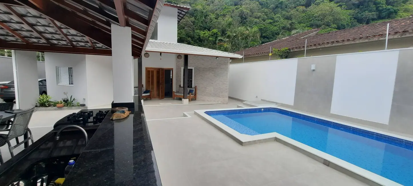 Foto 2 de Casa com 3 quartos à venda, 200m2 em Caraguatatuba - SP