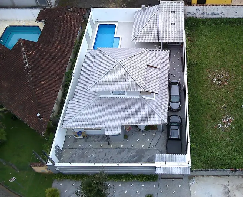 Foto 4 de Casa com 3 quartos à venda, 200m2 em Caraguatatuba - SP