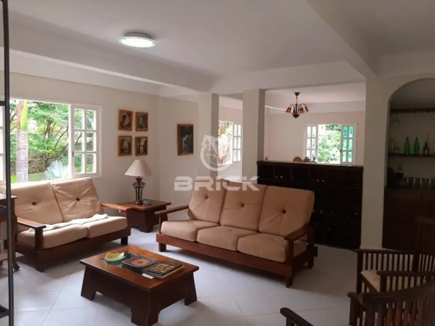 Foto 2 de Casa com 4 quartos à venda, 400m2 em Pessegueiros, Teresopolis - RJ