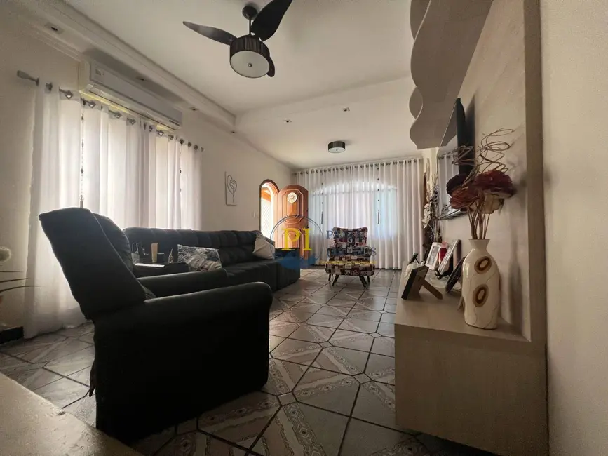 Casa com 6 quartos à venda, 360m2 em Canto do Forte, Praia Grande - SP - imagem 4 Foto 4 de Casa com 6 quartos à venda, 360m2 em Canto do Forte, Praia Grande - SP