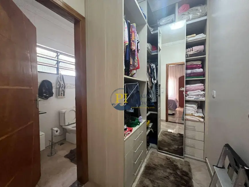 Casa com 6 quartos à venda, 360m2 em Canto do Forte, Praia Grande - SP - imagem 6 Foto 6 de Casa com 6 quartos à venda, 360m2 em Canto do Forte, Praia Grande - SP
