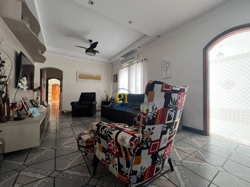 Casa com 6 quartos à venda, 360m2 em Canto do Forte, Praia Grande - SP - imagem 3 Foto 3 de Casa com 6 quartos à venda, 360m2 em Canto do Forte, Praia Grande - SP