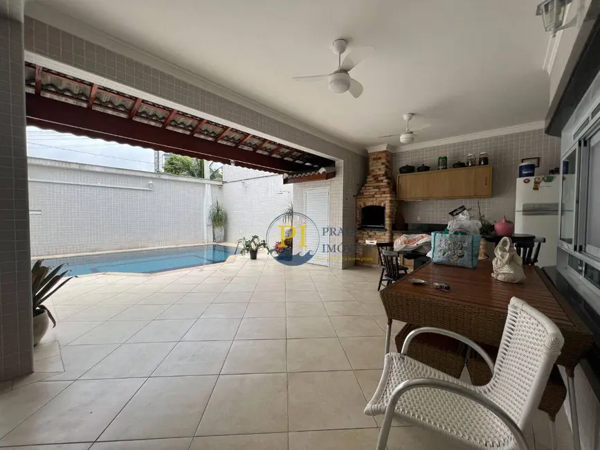 Casa com 3 quartos à venda, 360m2 em Canto do Forte, Praia Grande - SP - imagem 8 Foto 8 de Casa com 3 quartos à venda, 360m2 em Canto do Forte, Praia Grande - SP
