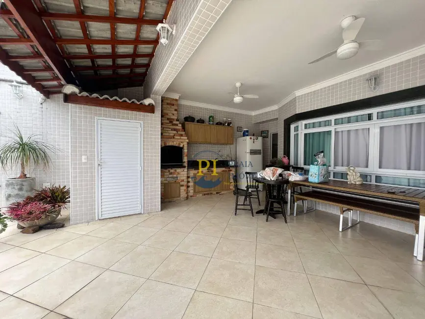Casa com 3 quartos à venda, 360m2 em Canto do Forte, Praia Grande - SP - imagem 2 Foto 2 de Casa com 3 quartos à venda, 360m2 em Canto do Forte, Praia Grande - SP