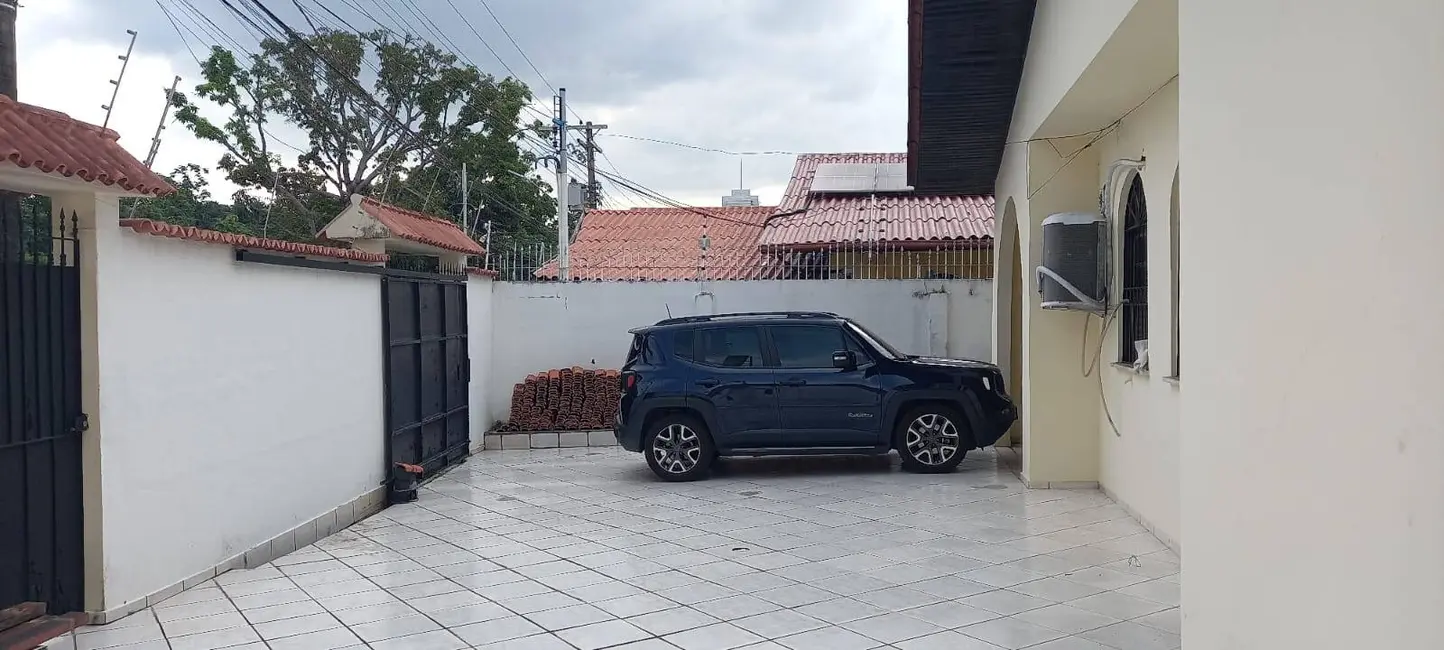 Casa com 4 quartos para alugar em Chapada, Manaus - AM - imagem 5 Foto 5 de Casa com 4 quartos para alugar em Chapada, Manaus - AM