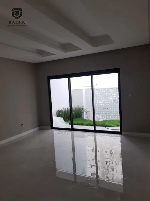 Sobrado com 3 quartos à venda, 220m2 em Balneario Camboriu - SC - imagem 3 Foto 3 de Sobrado com 3 quartos à venda, 220m2 em Balneario Camboriu - SC