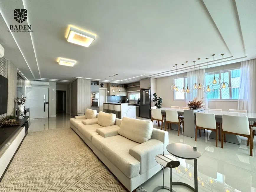 Foto 3 de Apartamento com 4 quartos à venda, 197m2 em Meia Praia, Itapema - SC