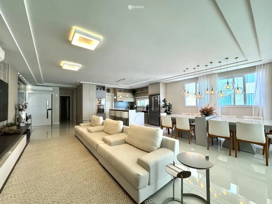 Foto 3 de Apartamento com 4 quartos à venda, 197m2 em Meia Praia, Itapema - SC