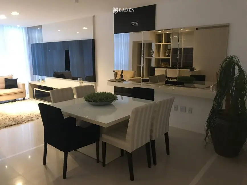 Apartamento com 3 quartos à venda, 132m2 em Centro, Balneario Camboriu - SC - imagem 3 Foto 3 de Apartamento com 3 quartos à venda, 132m2 em Centro, Balneario Camboriu - SC