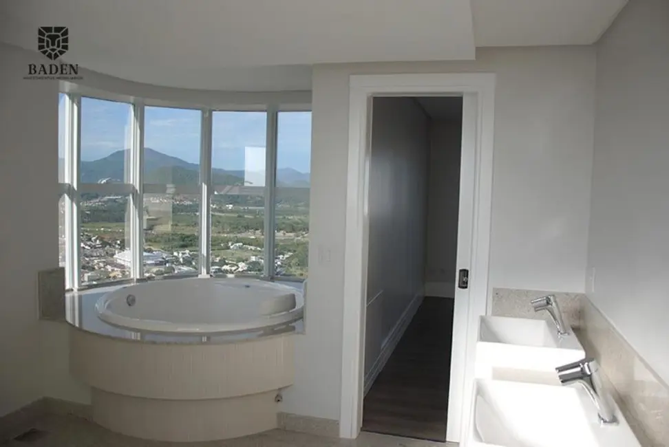 Cobertura com 7 quartos à venda, 490m2 em Balneario Camboriu - SC - imagem 5 Foto 5 de Cobertura com 7 quartos à venda, 490m2 em Balneario Camboriu - SC