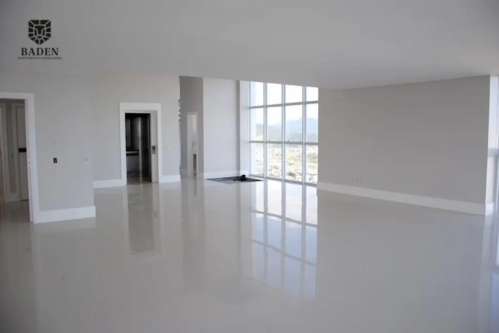 Cobertura com 7 quartos à venda, 490m2 em Balneario Camboriu - SC - imagem 4 Foto 4 de Cobertura com 7 quartos à venda, 490m2 em Balneario Camboriu - SC