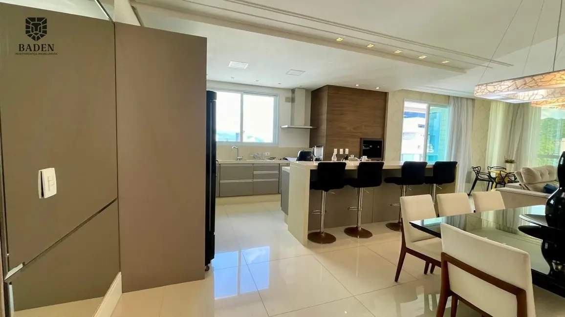 Apartamento com 3 quartos para alugar, 162m2 em Centro, Balneario Camboriu - SC - imagem 8 Foto 8 de Apartamento com 3 quartos para alugar, 162m2 em Centro, Balneario Camboriu - SC