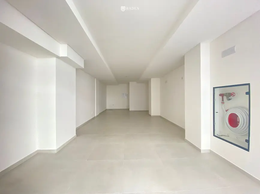 Foto 2 de Sala Comercial com 1 quarto para alugar, 75m2 em Centro, Balneario Camboriu - SC