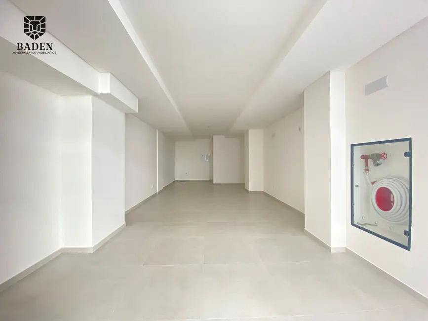 Sala Comercial para alugar, 75m2 em Centro, Balneario Camboriu - SC - imagem 2 Foto 2 de Sala Comercial para alugar, 75m2 em Centro, Balneario Camboriu - SC