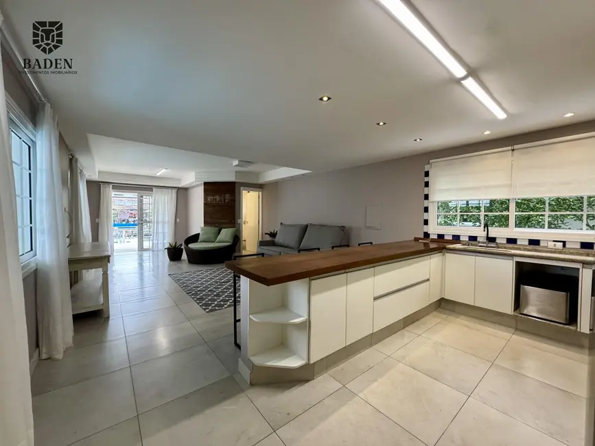 Casa com 3 quartos para alugar, 215m2 em Barra, Balneario Camboriu - SC - imagem 8 Foto 8 de Casa com 3 quartos para alugar, 215m2 em Barra, Balneario Camboriu - SC