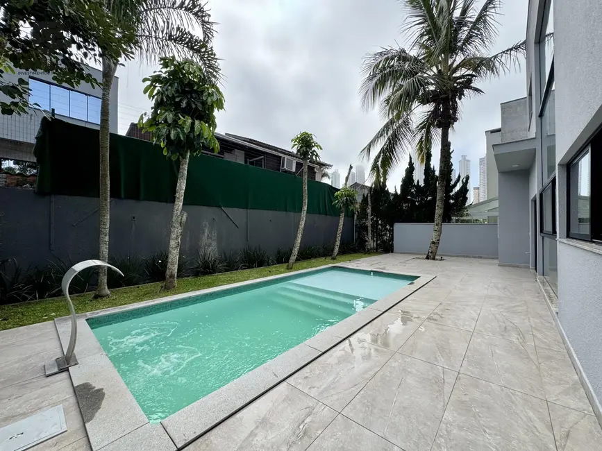 Casa com 5 quartos à venda, 291m2 em Barra, Balneario Camboriu - SC - imagem 6 Foto 6 de Casa com 5 quartos à venda, 291m2 em Barra, Balneario Camboriu - SC