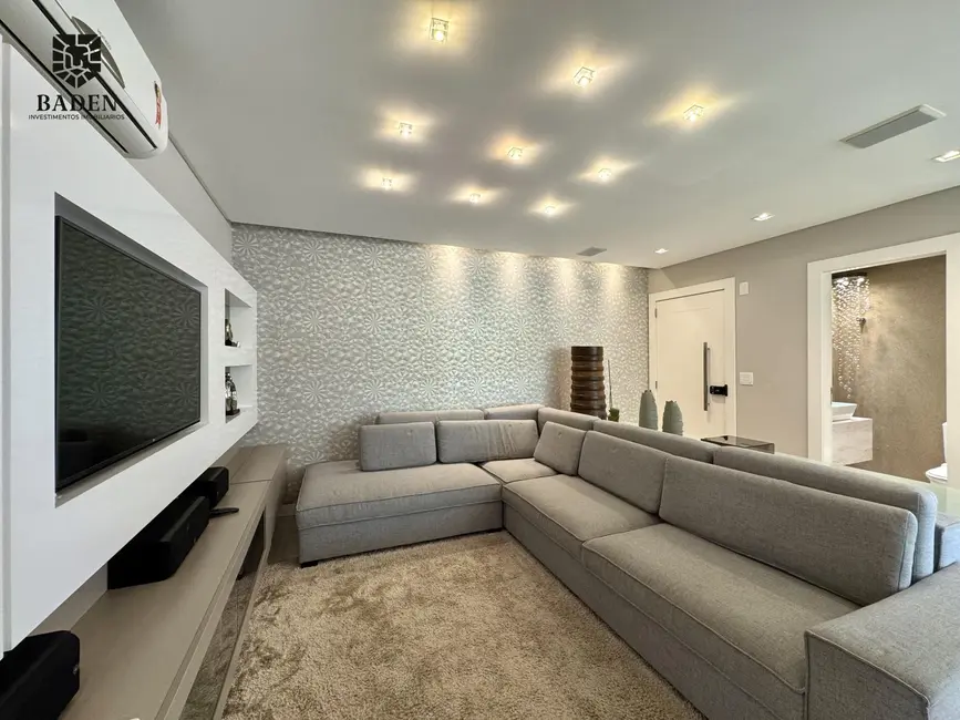 Foto 1 de Apartamento com 4 quartos para alugar, 151m2 em Centro, Balneario Camboriu - SC
