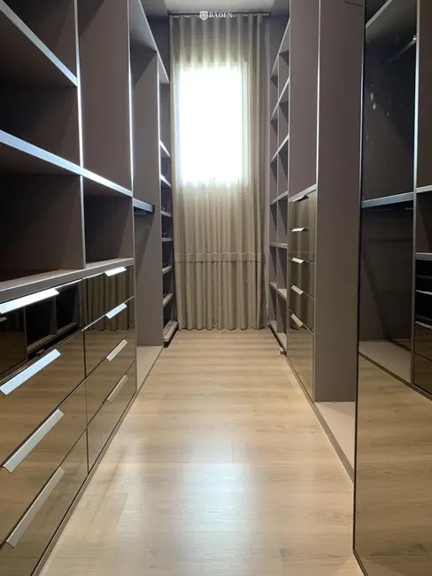 Apartamento com 4 quartos para alugar, 237m2 em Balneario Camboriu - SC - imagem 8 Foto 8 de Apartamento com 4 quartos para alugar, 237m2 em Balneario Camboriu - SC
