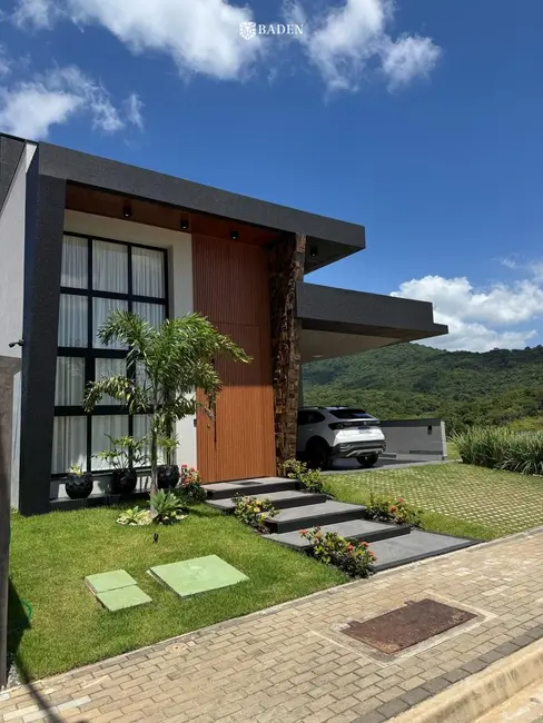 Foto 2 de Casa com 2 quartos à venda, 158m2 em Camboriu - SC