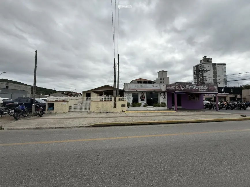 Foto 1 de Terreno / Lote à venda, 1700m2 em Camboriu - SC