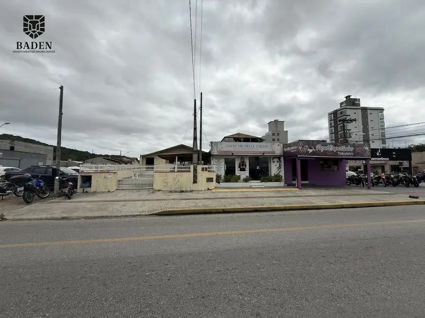 Foto 1 de Terreno / Lote à venda, 1700m2 em Camboriu - SC