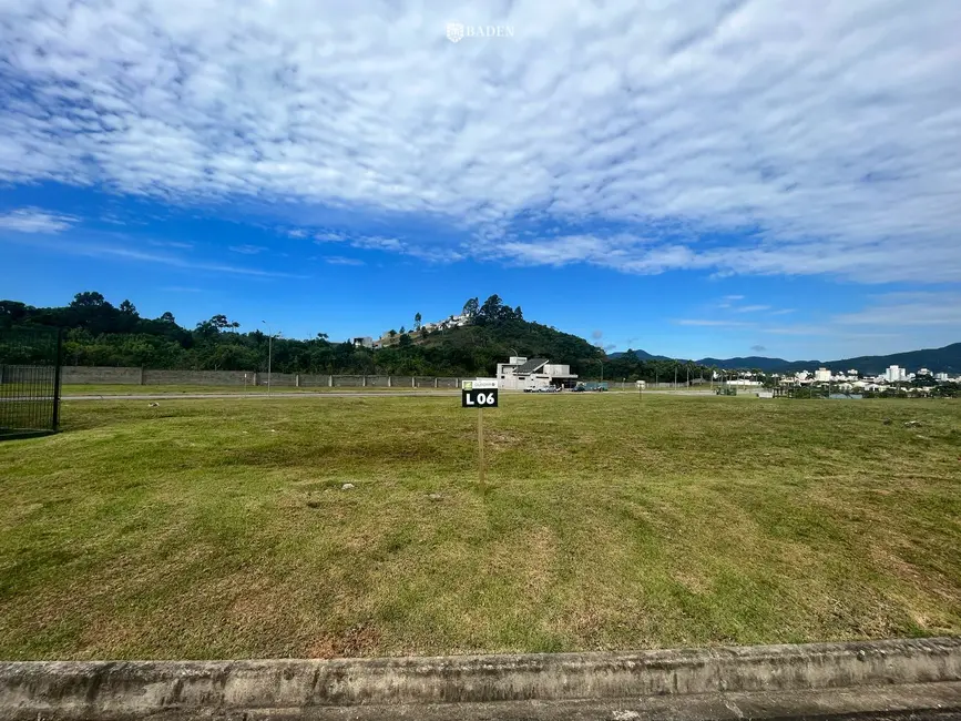 Foto 1 de Terreno / Lote à venda, 610m2 em Centro, Camboriu - SC