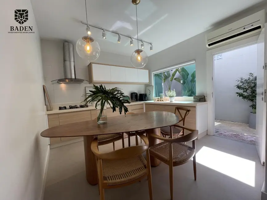 Foto 4 de Casa com 4 quartos à venda, 128m2 em Centro, Balneario Camboriu - SC