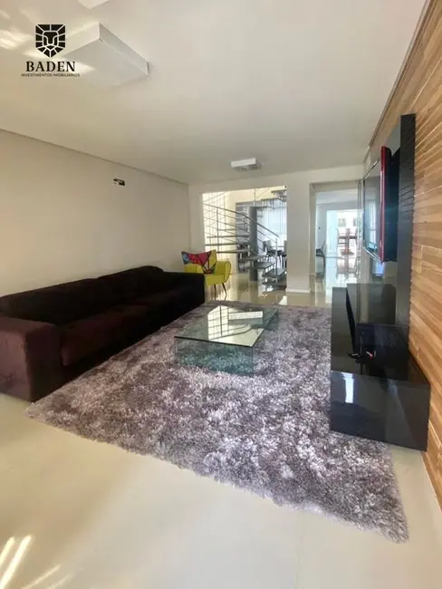 Casa com 4 quartos à venda, 310m2 em Balneario Camboriu - SC - imagem 3 Foto 3 de Casa com 4 quartos à venda, 310m2 em Balneario Camboriu - SC