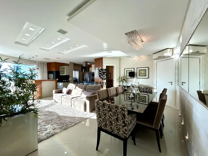 Foto 2 de Apartamento com 3 quartos à venda, 131m2 em Centro, Balneario Camboriu - SC