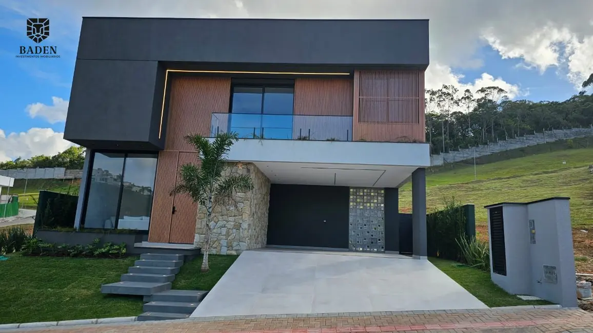 Casa com 4 quartos à venda, 300m2 em Centro, Camboriu - SC - imagem 2 Foto 2 de Casa com 4 quartos à venda, 300m2 em Centro, Camboriu - SC