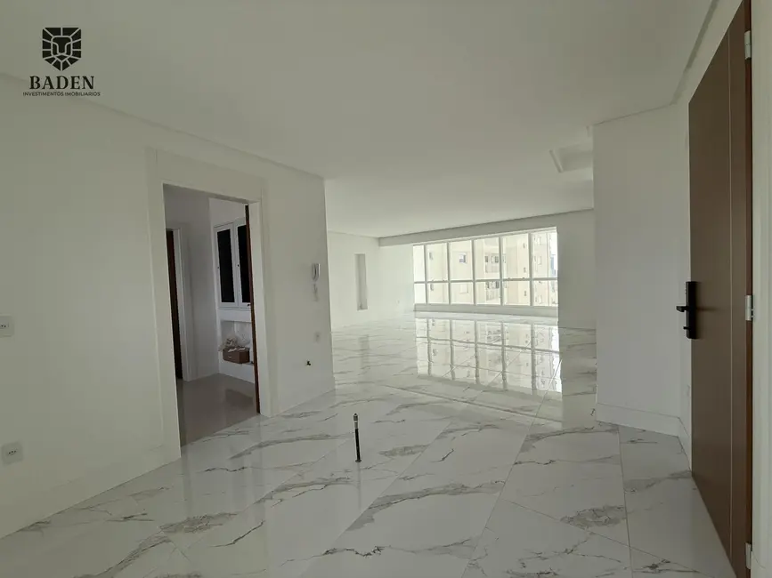Apartamento com 4 quartos para alugar, 190m2 em Centro, Balneario Camboriu - SC - imagem 3 Foto 3 de Apartamento com 4 quartos para alugar, 190m2 em Centro, Balneario Camboriu - SC