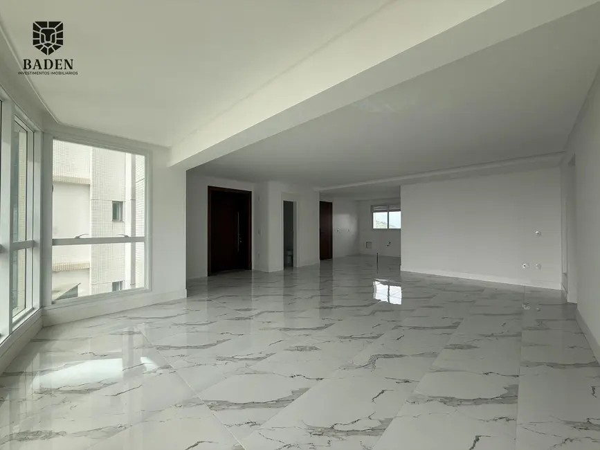 Apartamento com 4 quartos para alugar, 190m2 em Centro, Balneario Camboriu - SC - imagem 4 Foto 4 de Apartamento com 4 quartos para alugar, 190m2 em Centro, Balneario Camboriu - SC