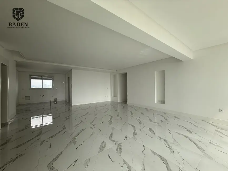 Apartamento com 4 quartos para alugar, 190m2 em Centro, Balneario Camboriu - SC - imagem 5 Foto 5 de Apartamento com 4 quartos para alugar, 190m2 em Centro, Balneario Camboriu - SC