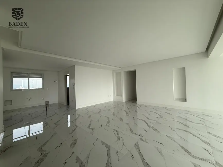 Apartamento com 4 quartos para alugar, 190m2 em Centro, Balneario Camboriu - SC - imagem 2 Foto 2 de Apartamento com 4 quartos para alugar, 190m2 em Centro, Balneario Camboriu - SC