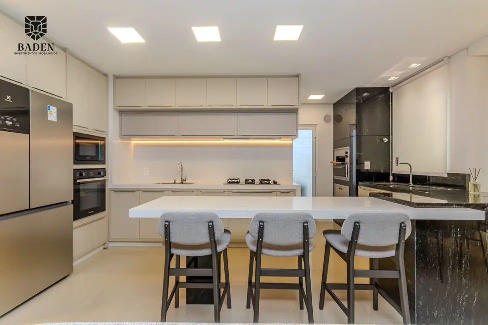 Apartamento com 3 quartos à venda, 129m2 em Centro, Balneario Camboriu - SC - imagem 8 Foto 8 de Apartamento com 3 quartos à venda, 129m2 em Centro, Balneario Camboriu - SC