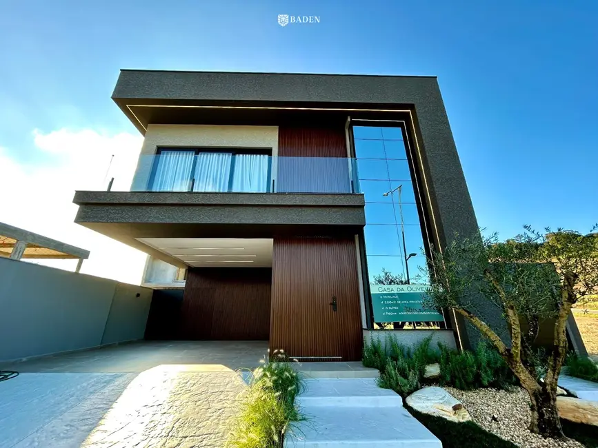 Foto 1 de Casa com 4 quartos à venda, 296m2 em Camboriu - SC